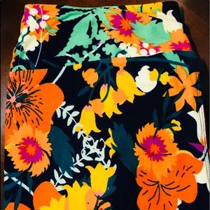 BNWOT : LULAROE TC LEGGINGS